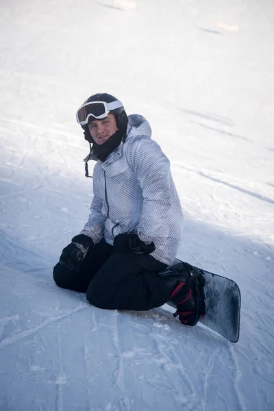 Young guy snowboarder having fun in the winter ski resort . — Stock Photo, Image