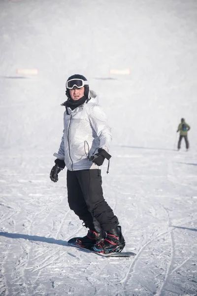 Young guy snowboarder having fun in the winter ski resort . — Stock Photo, Image