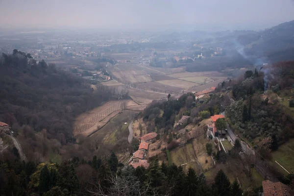 Panoramiczny widok z dolnego miasta w Bergamo zima. — Zdjęcie stockowe