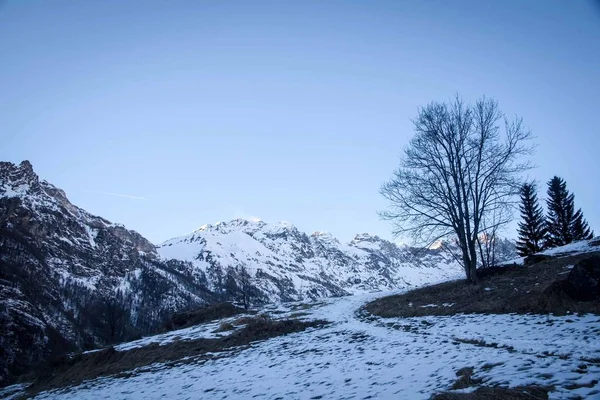 イタリアの山の中の冬の夜。ブレウイル ・ チェルヴィナイア. — ストック写真