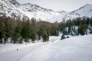 Dağ kayak - panoramik görüntülemek kayak pistleri Aosta Vadisi, İtalya .