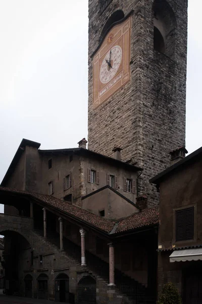 Старинное здание и башня Torre del Comune на площади Пьяцца Веккья в Бергамо, Италия . — стоковое фото