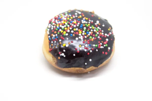 Donut med strössel på vit bakgrund. — Stockfoto