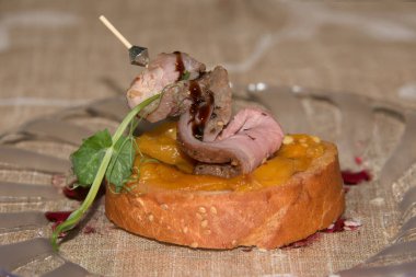 Bir şiş jambon ile soğuk meze.