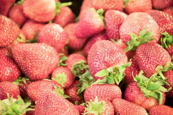 Saboroso fundo de morango fresco. Mercado . — Fotografia de Stock