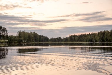 Finlandiya'da yaz akşamı gölü.
