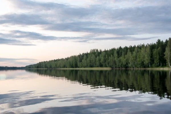 Panorama de la orilla del lago al atardecer con reflejo en el agua. Finlandia  . —  Fotos de Stock