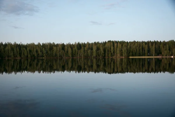 水に反射と夕日の湖岸のパノラマ。フィンランド . — ストック写真