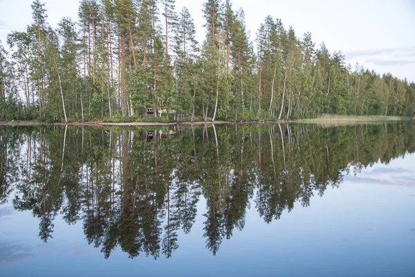 Panorama de la orilla del lago al atardecer con reflejo en el agua. Finlandia  . —  Fotos de Stock