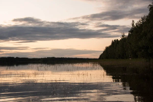 フィンランドの夏の夕方の湖. — ストック写真