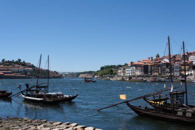 Geleneksel tekneler ile eski Porto Limanı, Portekiz .