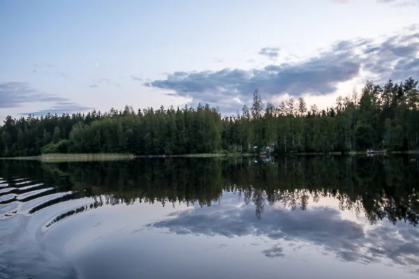 Літнє вечірнє озеро у Фінляндії. — стокове фото