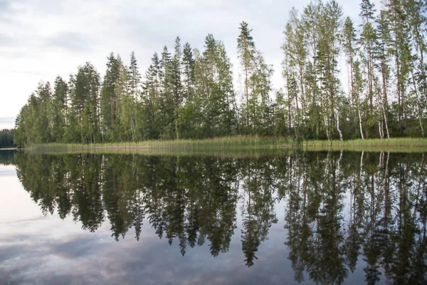 Панорама берега озера на заході з відображенням у воді. Фінляндія . — стокове фото