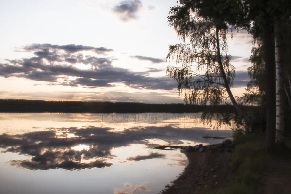 Lago da noite de verão na Finlândia . — Fotografia de Stock