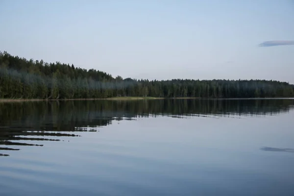 Панорама берега озера на заході з відображенням у воді. Фінляндія . — стокове фото