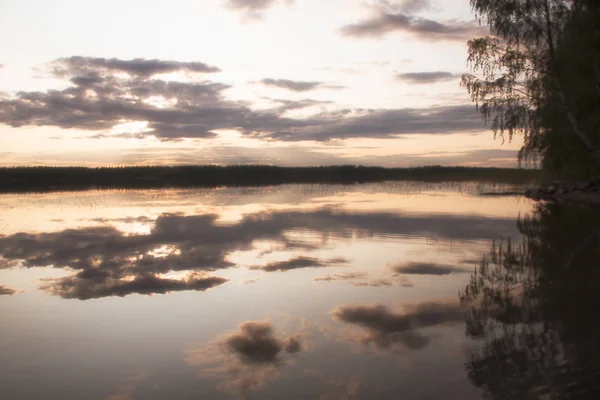 フィンランドの夏の夕方の湖. — ストック写真