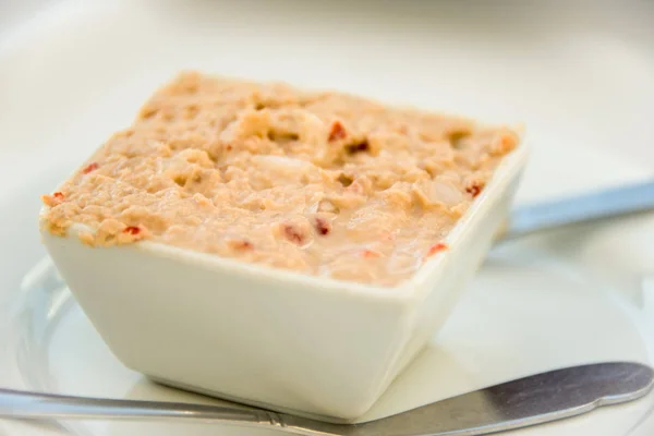 Pate de peixe em um pote branco . Fotos De Bancos De Imagens Sem Royalties