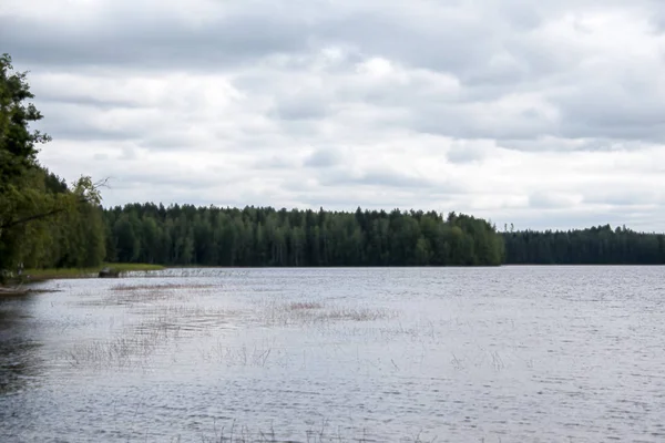 Літній вид на озеро Халанлахті з відображенням хмар на поверхні води. Фінляндія . — стокове фото
