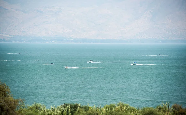 Utsikt över Galileiska sjön med båtar. Summer, Israel. — Stockfoto