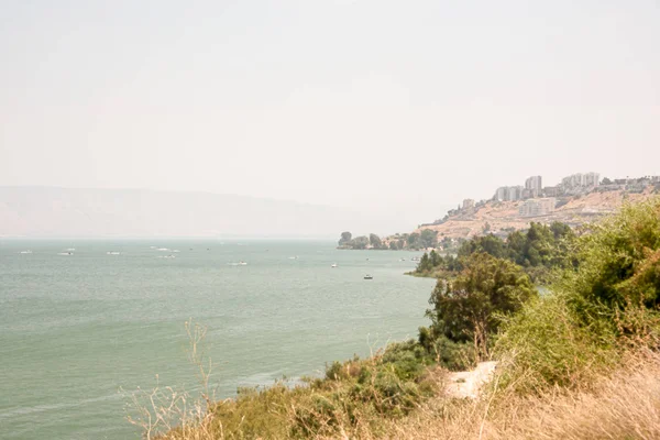 Utsikt över Tiberias-en stad på västkusten av Galileiska sjön. — Stockfoto