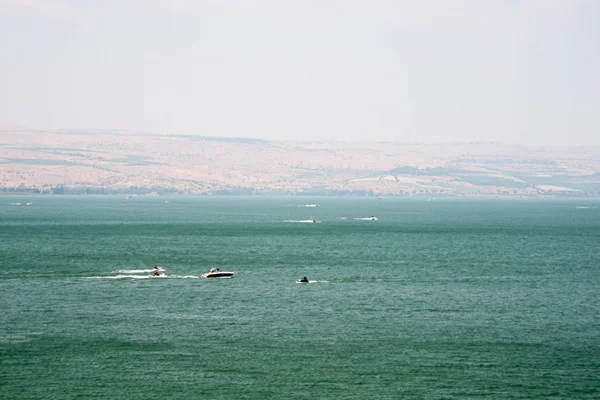 Uitzicht op het meer van Galilea met boten. Summer, Israël. — Stockfoto