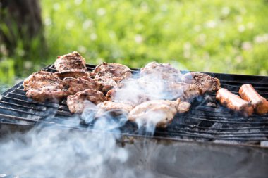 Ateş ve duman ile ızgara tavuk göğsü .