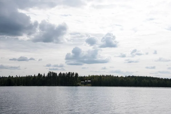 Letní pohled na jezero Hallanlahti s mraky na modré obloze . — Stock fotografie