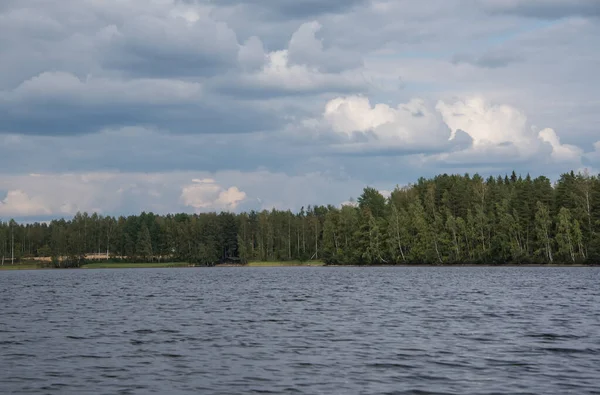 Vista de verão do lago Hallanlahti com nuvens no céu azul  . — Fotografia de Stock
