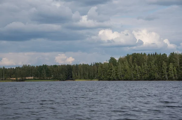 Letní pohled na jezero Hallanlahti s mraky na modré obloze . — Stock fotografie