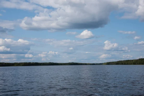 Літній вигляд озера Галланлахті з хмарами на синьому небі. . — стокове фото