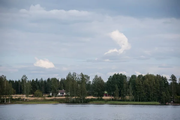 Letní pohled na jezero Hallanlahti s odrazem mraků na vodě . — Stock fotografie