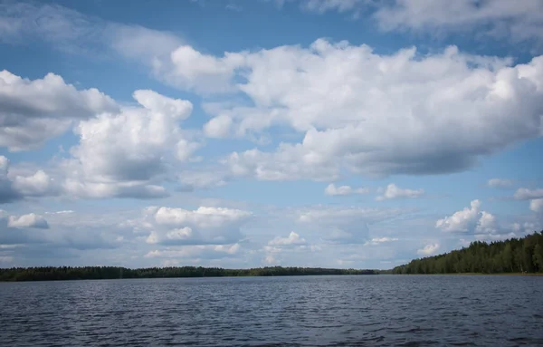 Літній вигляд озера Галланлахті з хмарами на синьому небі. . — стокове фото