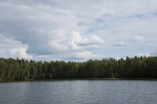 Vista de verão do lago Hallanlahti com nuvens no céu azul  . — Fotografia de Stock