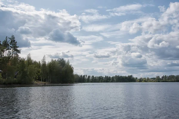 Sommer Blick auf den See Hallanlahti mit Wolken am blauen Himmel . — Stockfoto