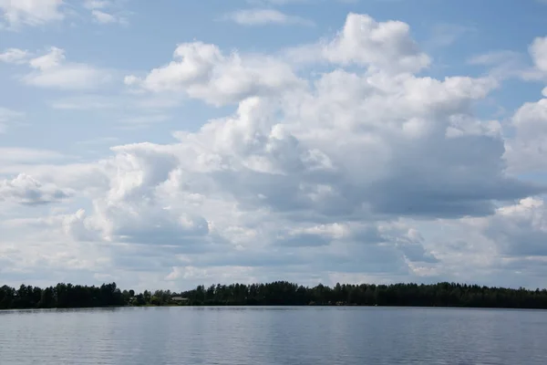 Літній вигляд озера Галланлахті з хмарами на синьому небі. . — стокове фото