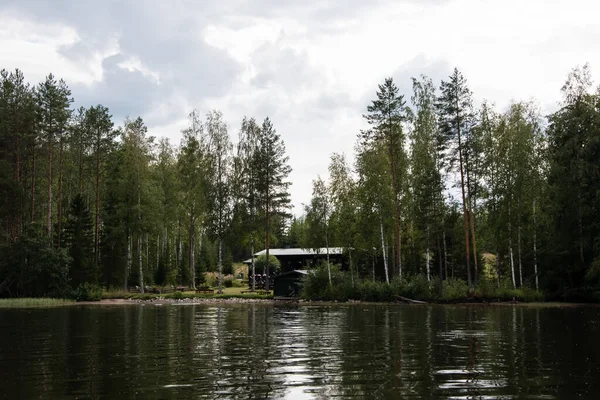 Hallanlahtis sommarutsikt med spegling av moln på vatten . — Stockfoto