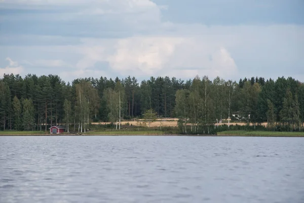 Letní pohled na jezero Hallanlahti s odrazem mraků na vodě . — Stock fotografie