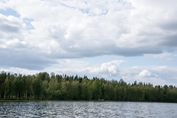 Vista de verão do lago Hallanlahti com nuvens no céu azul  . — Fotografia de Stock