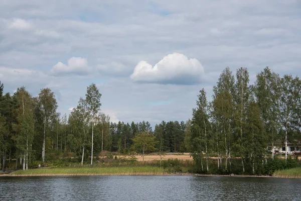 Vista de verão do lago Hallanlahti com reflexão de nuvens na superfície da água. Finlândia  . — Fotografia de Stock