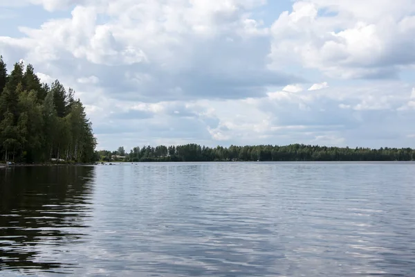 Літній вигляд озера Галланлахті з хмарами на синьому небі. . — стокове фото