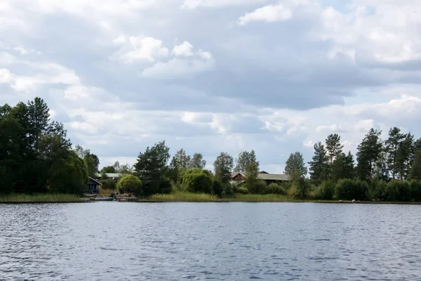 Lac Hallanlahti vue d'été avec réflexion des nuages sur l'eau  . — Photo