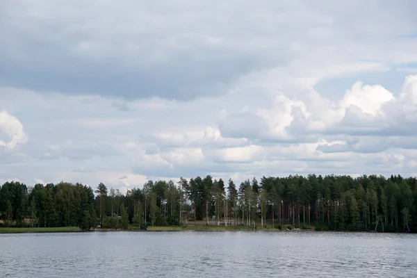 Lago Hallanlahti vista de verão com reflexão de nuvens na água  . — Fotografia de Stock