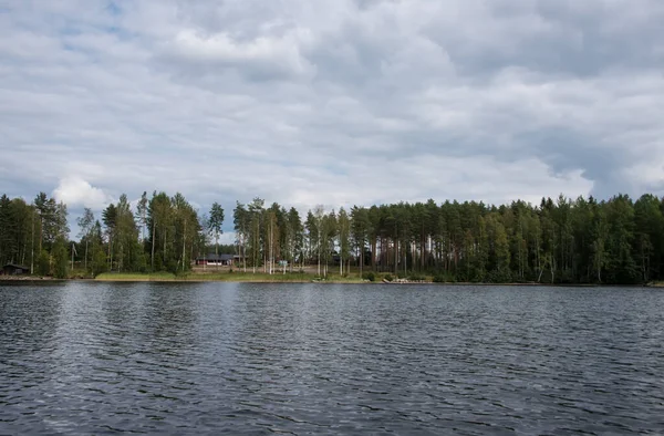 Літній вид на озеро Халанлахті з відображенням хмар на поверхні води. Фінляндія . — стокове фото