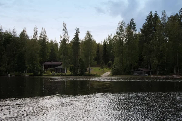 Lago Hallanlahti vista de verão com reflexão de nuvens na água  . — Fotografia de Stock