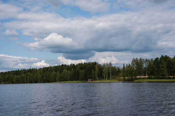 Letní pohled na jezero Hallanlahti s mraky na modré obloze . — Stock fotografie