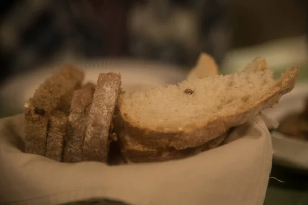 Шматочки хліба в кошику  . — стокове фото