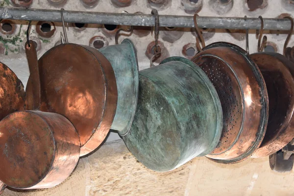 Una colección de utensilios de cobre  . — Foto de Stock