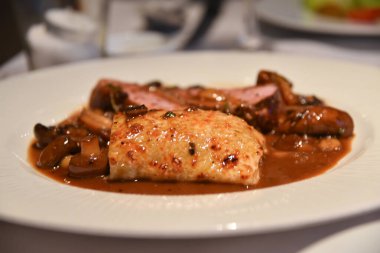 Mantar ve ördek göğsü filetosu ile servis edilen bir tabak ördek pirzolası..