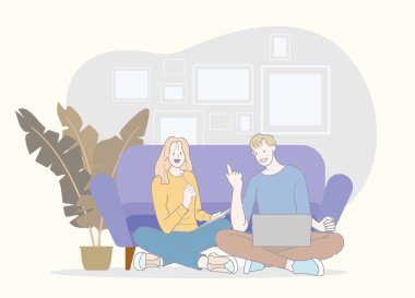 İki genç oturmuş laptopun ve tabletin yanında ders çalışmayı tartışıyorlar.