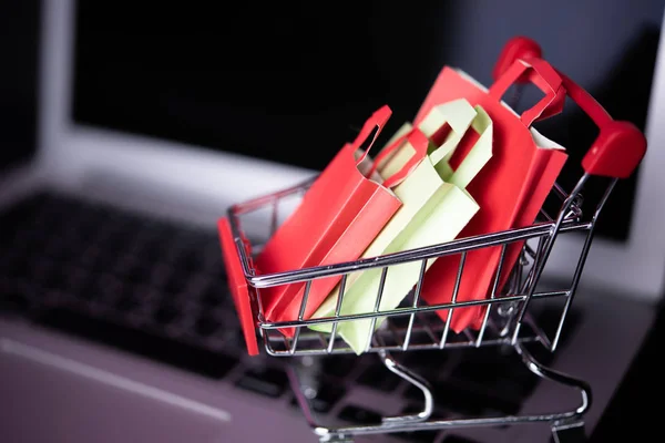 Conceito Compras Online Carrinhos Compras São Colocados Laptop — Fotografia de Stock